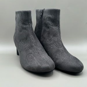 NWOT Aomo Love gray boot with quilt like pattern